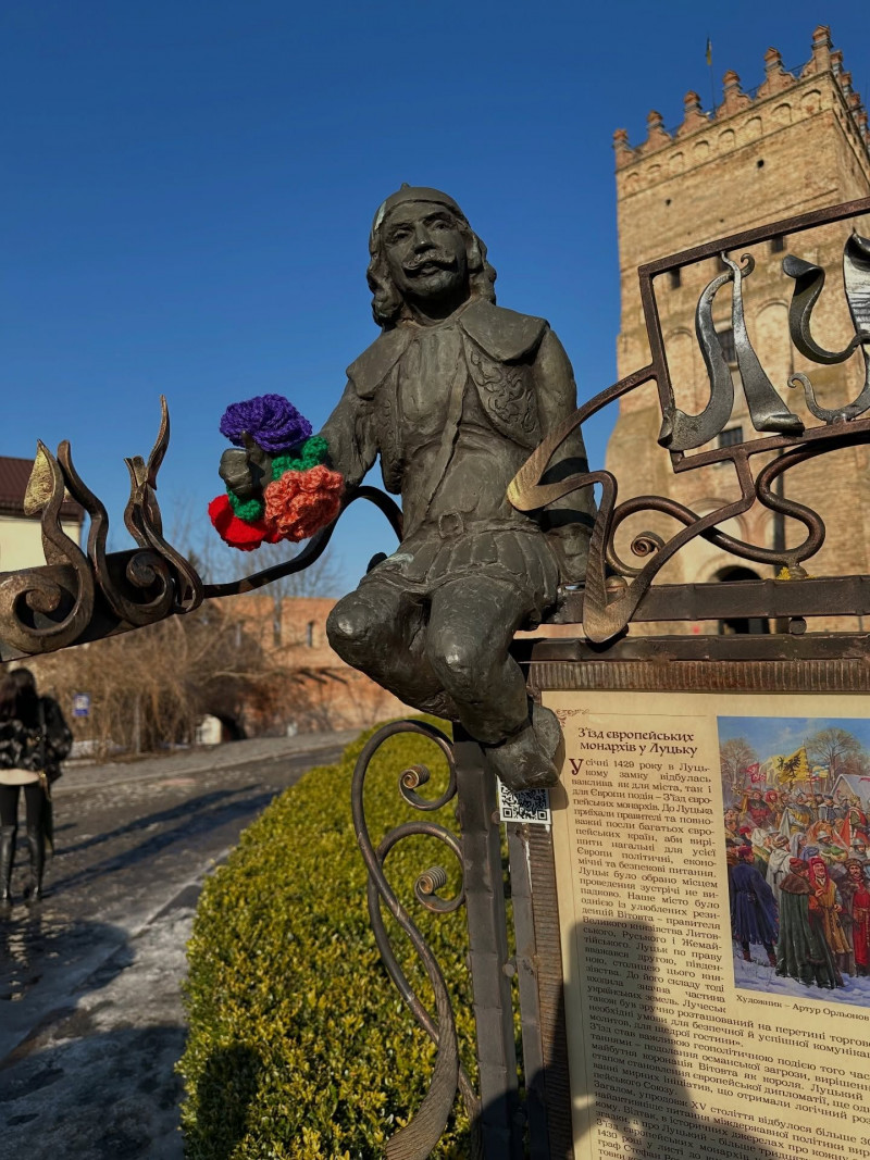 У Луцьку волонтерки замінили зимові шапки кликунів на в’язані квіти