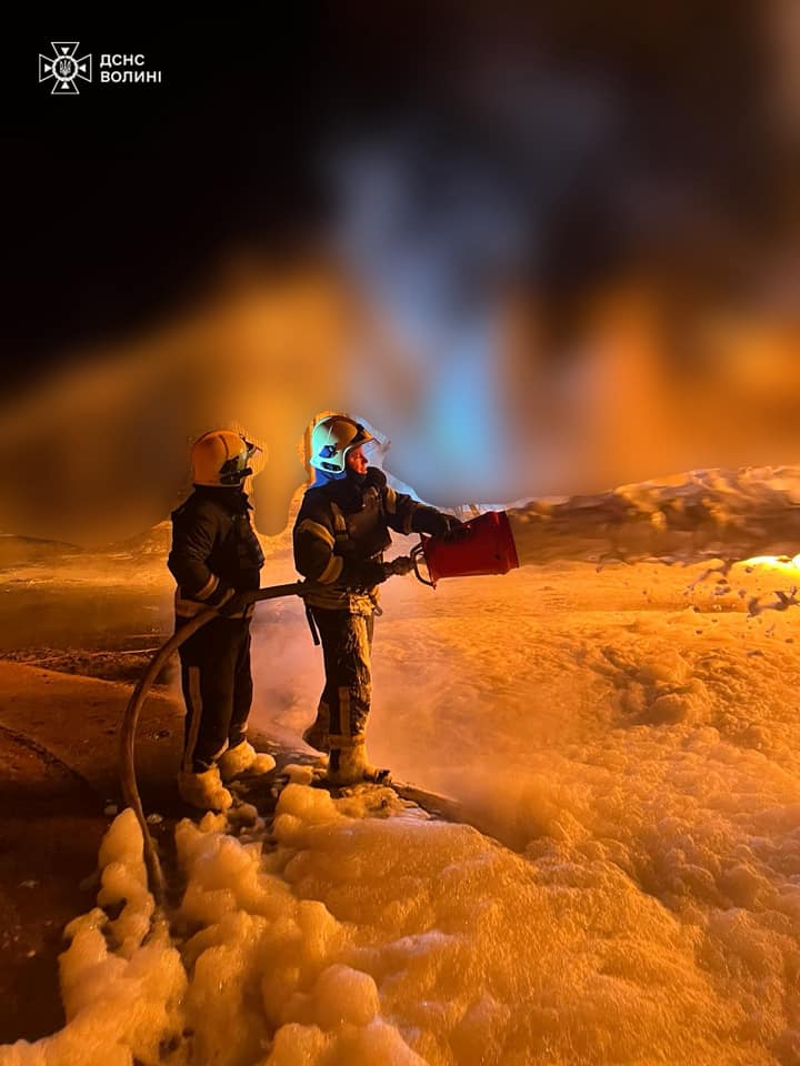 З'явилися фото з наслідками нічної російської атаки у Луцьку та Ковелі