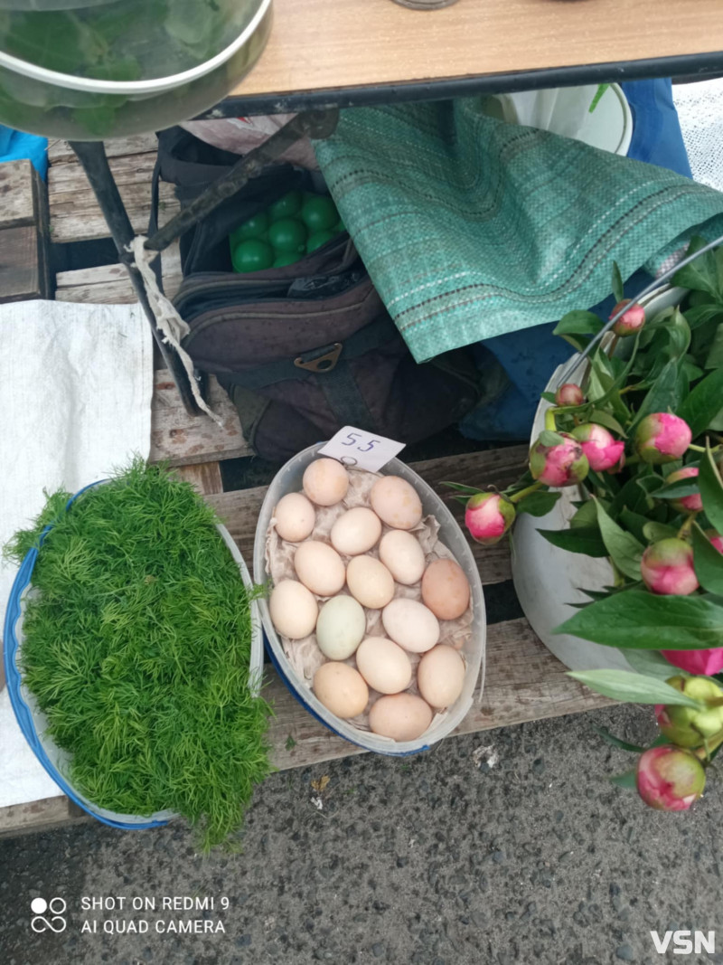 Скільки у Луцьку на ринку коштують домашні курячі яйця