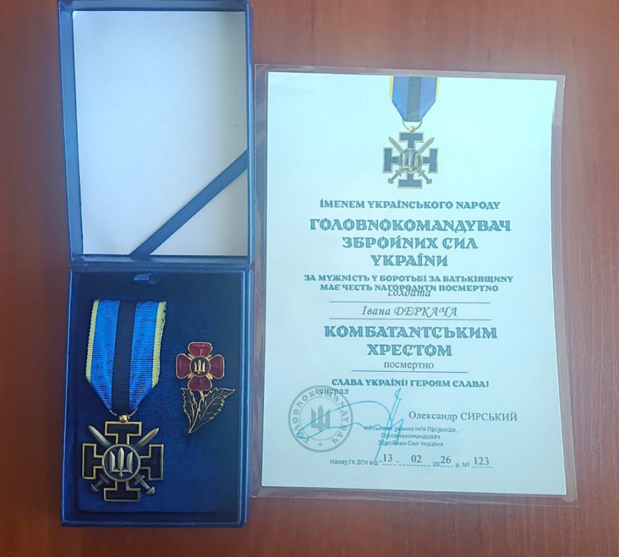 Батькам загиблого військового з Волині вручили його «Комбатантський хрест»
