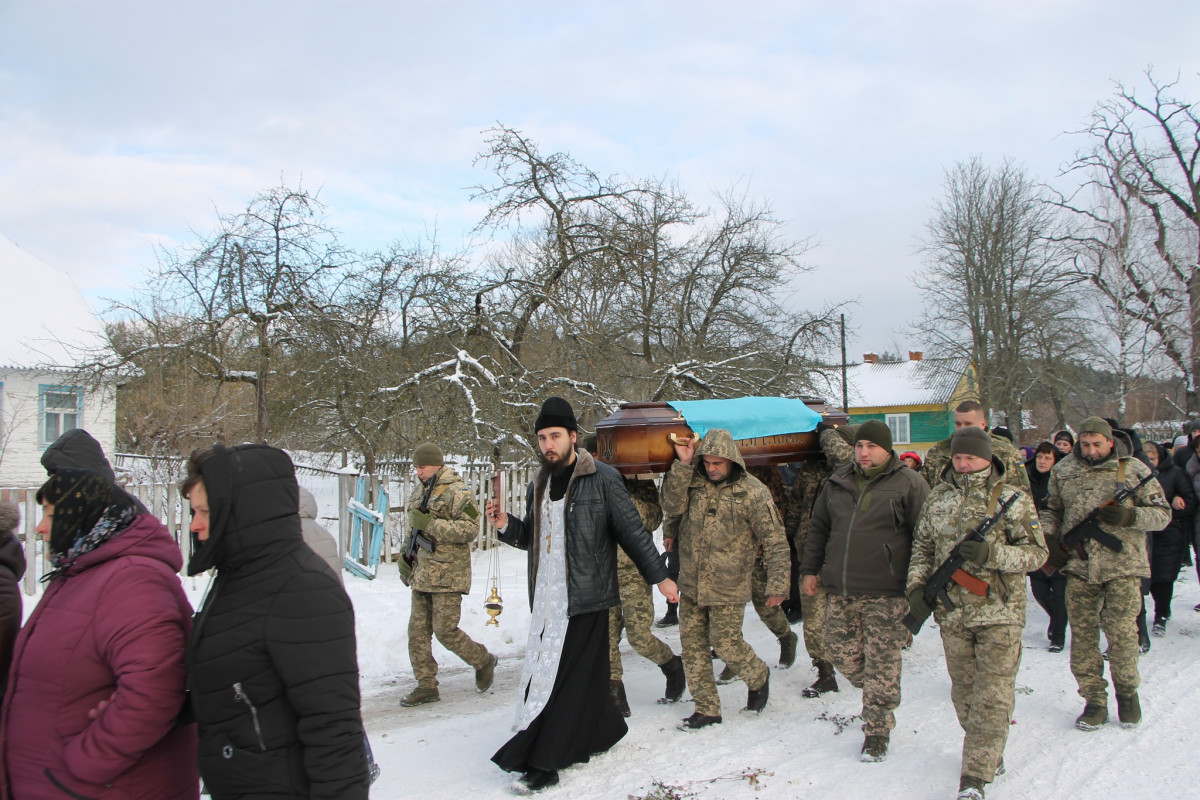 Загинув ще влітку: на Волині все село прийшло на поховання 25-річного Героя Владислава Величка