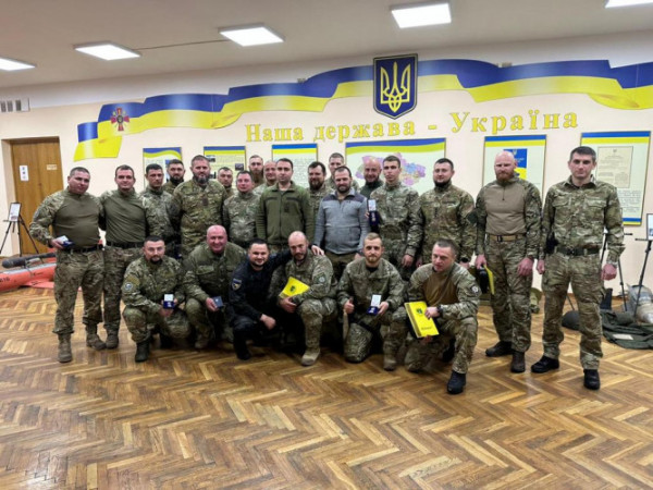 Поліцейські з Волині, які у складі Сил оборони захищають Україну, отримали відзнаки та нагородну зброю