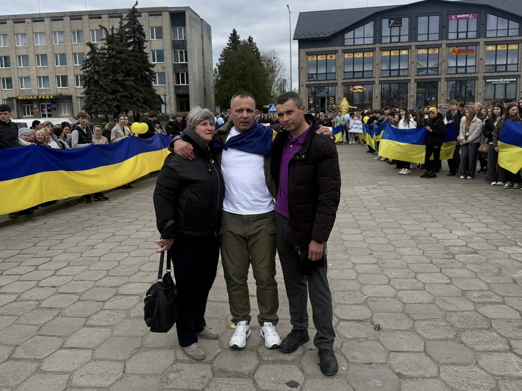 У прикордонному місті на Волині зустріли звільненого з полону військового Андрія Жолоба