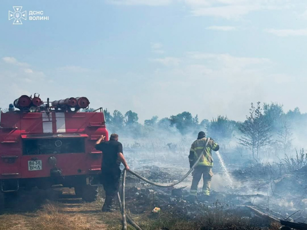 У селі на Волині вогонь із однієї хати перекинувся на сусідню: пожежу гасили понад дві години