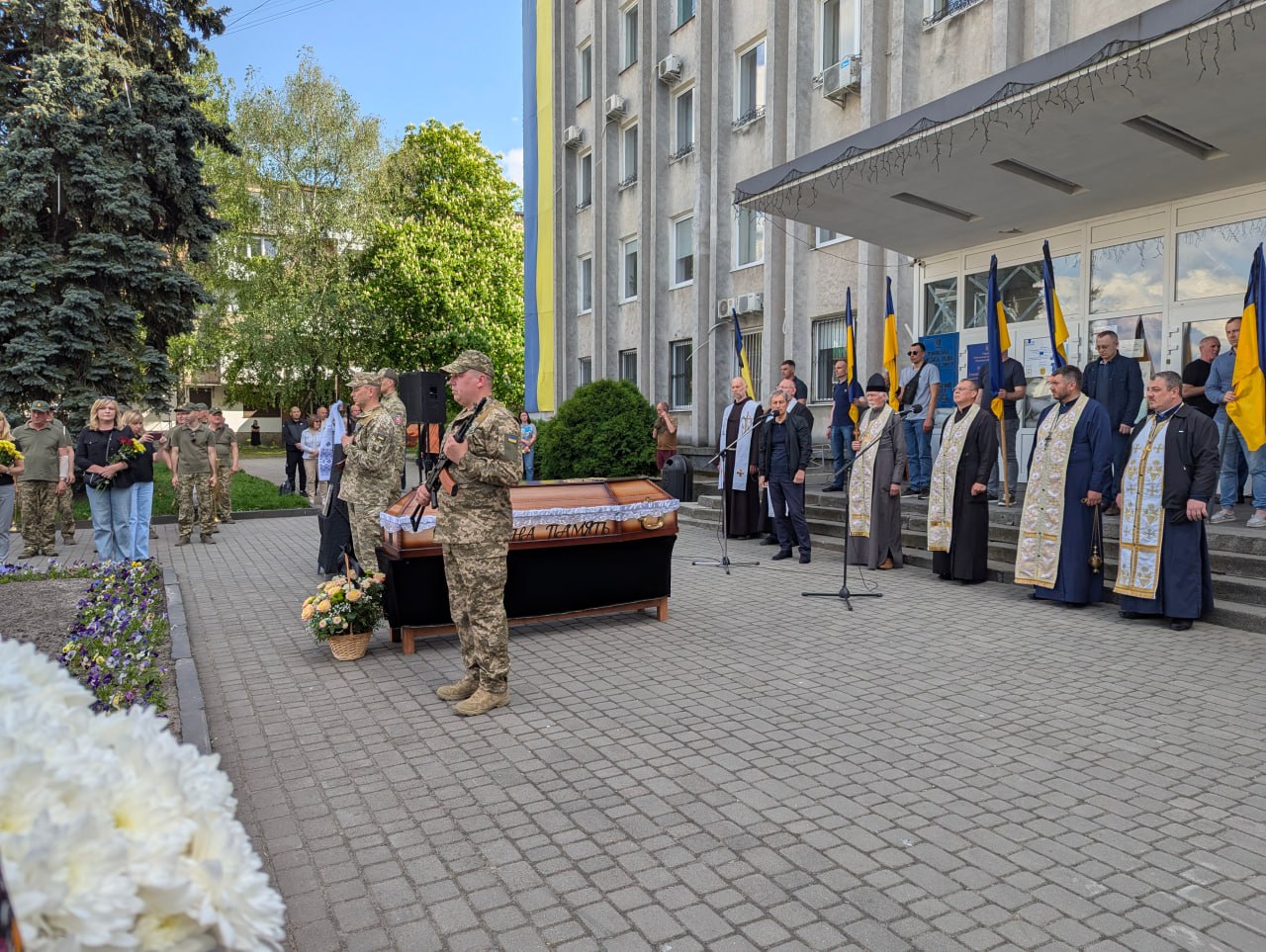 Волиняни попрощалися з 32-річним снайпером Максимом Ткачуком, який загинув на Луганщині