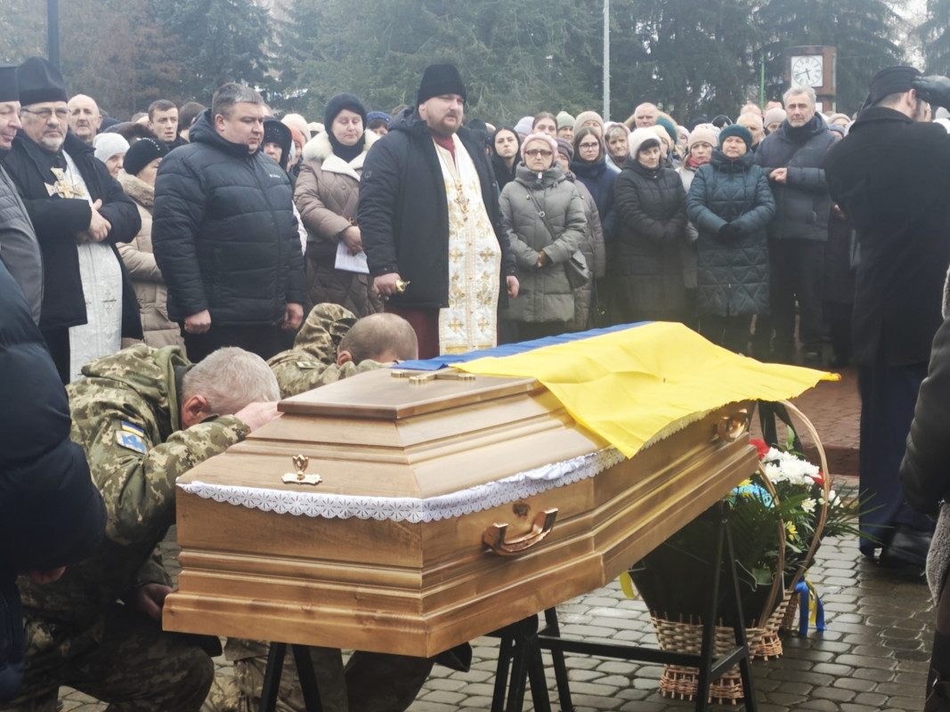 На Волині в останню земну дорогу захисника України, який загинув на фронті близько двох років тому