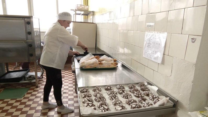 На роботу о 4 ранку: як під час відключень світла готують сніданки та обіди у школах Луцька