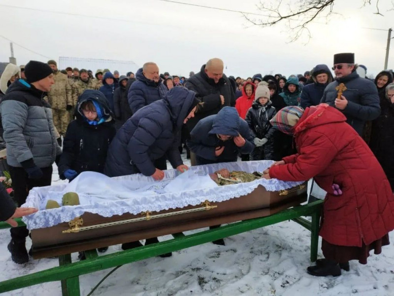 Матір бігла назустріч своєму сину: на Волині поховали Героя Олександра Гапонюка. Фото