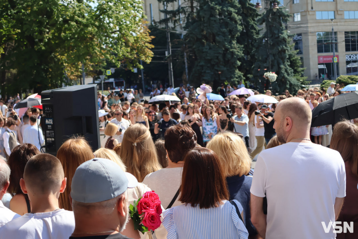 Понад 300 медалістів: у центрі Луцька урочисто нагородили найкращих випускників 2026 року