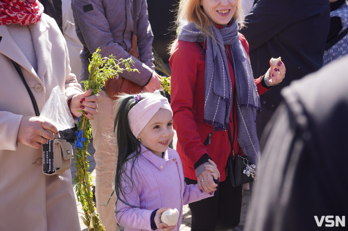 Сотні вірян прийшли освячувати вербу у головний собор Луцька. Фоторепортаж