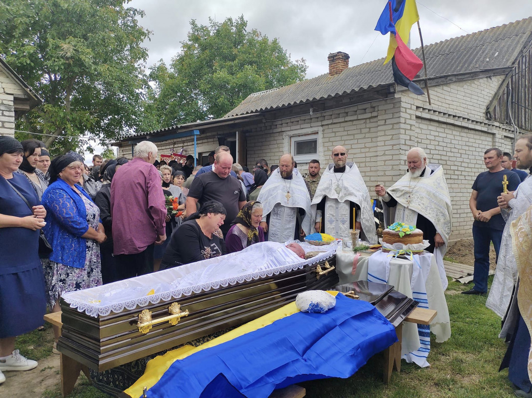 Коровай ділили на кладовищі: на Волині попрощалися з Героєм Віталієм Яворським