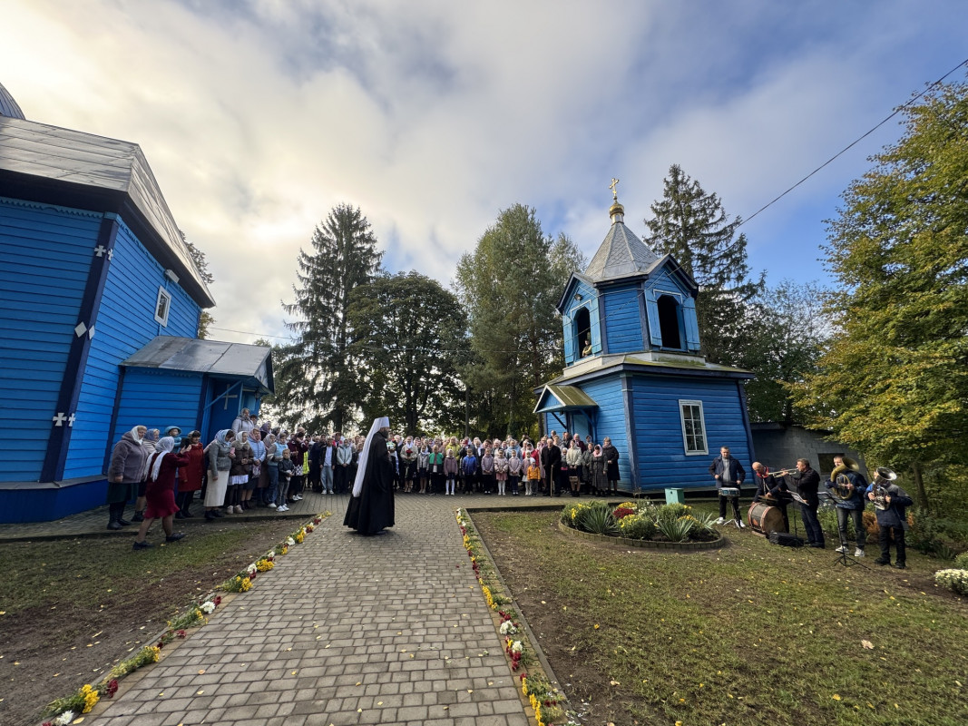 Рік тому приєдналися до ПЦУ: на Волині з нагоди 215-річчя заснування храму митрополит Михаїл очолив богослужіння