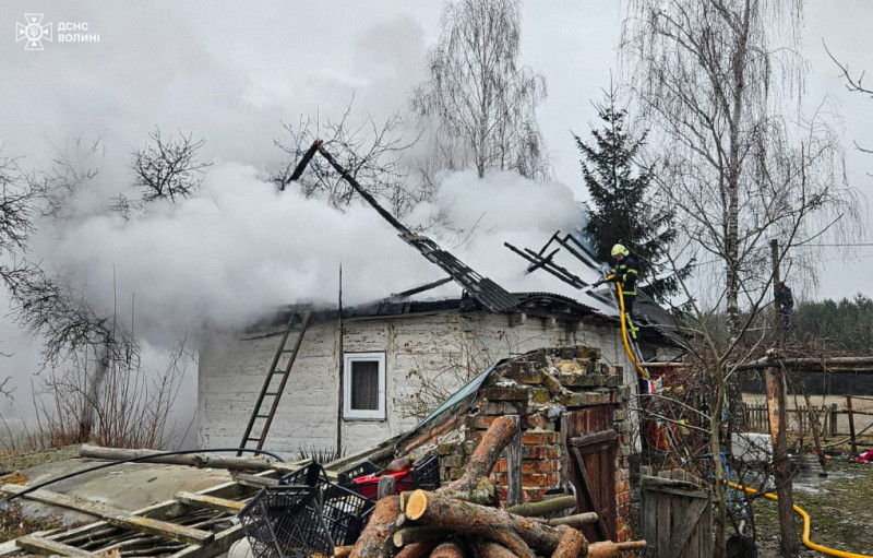 Серед дня у Луцькому районі горів житловий будинок