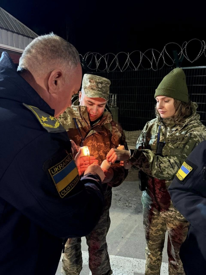 Благодатний вогонь уже в Україні: на Волині святиню першими зустріли прикордонники