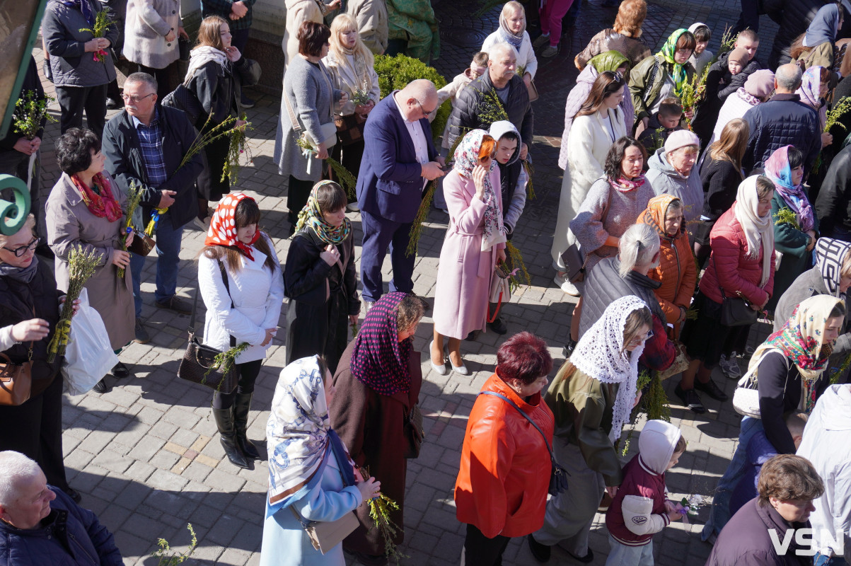 Сотні вірян прийшли освячувати вербу у головний собор Луцька. Фоторепортаж