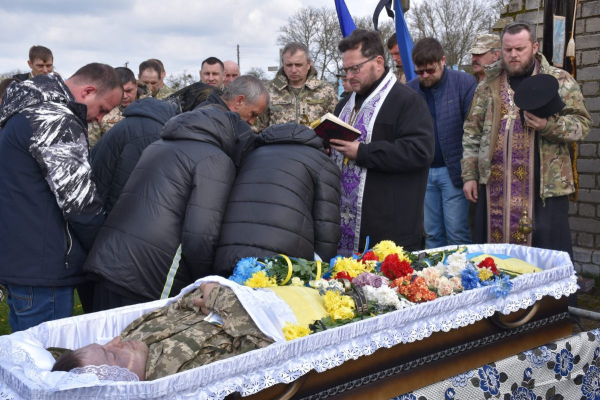 Залишилась дружина при надії: у Луцькому районі попрощалися із загиблим Героєм Іваном Герасимюком