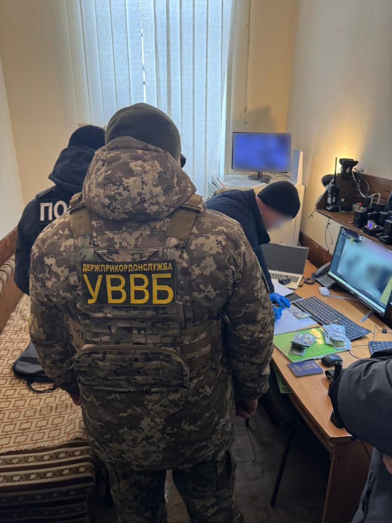 За кордон за дві тисячі доларів: 24-річний волинянин намагався підкупити прикордонника, аби виїхати з України