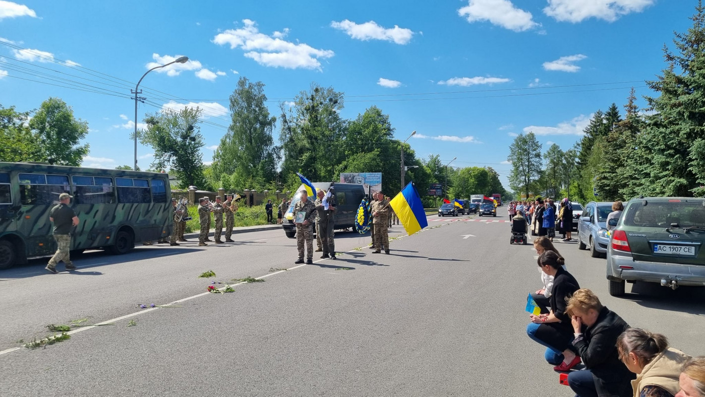 «Світла людина, яка залишиться у нашій пам'яті»: на Волинь «на щиті» привезли тіло Героя Сергія Дмитрука