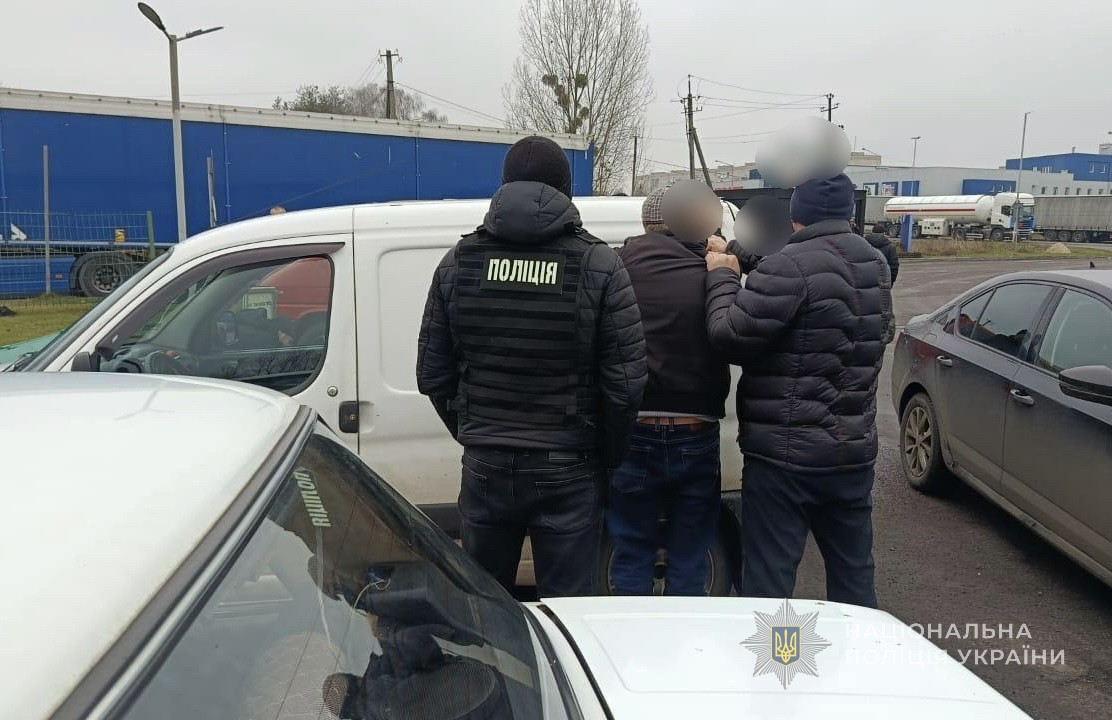 Брали по 6 тисяч доларів: на Волині двоє чоловіків заробляли гроші на ухилянтах