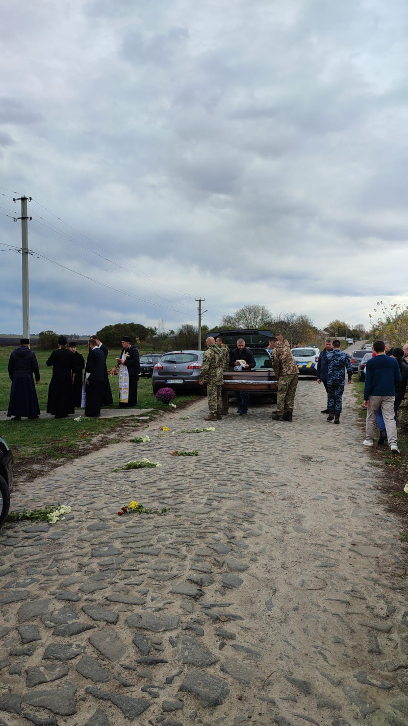 Зійшлося усе село: поховали 29-річного сапера з Луцького району Віталія Костюка. Фото