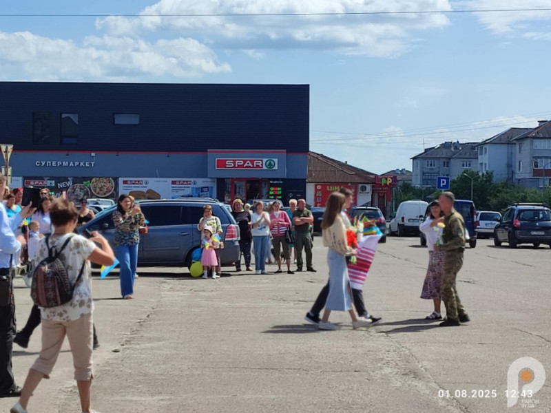 «Слава нашому Герою»: на Волині зустріли звільненого з полону воїна