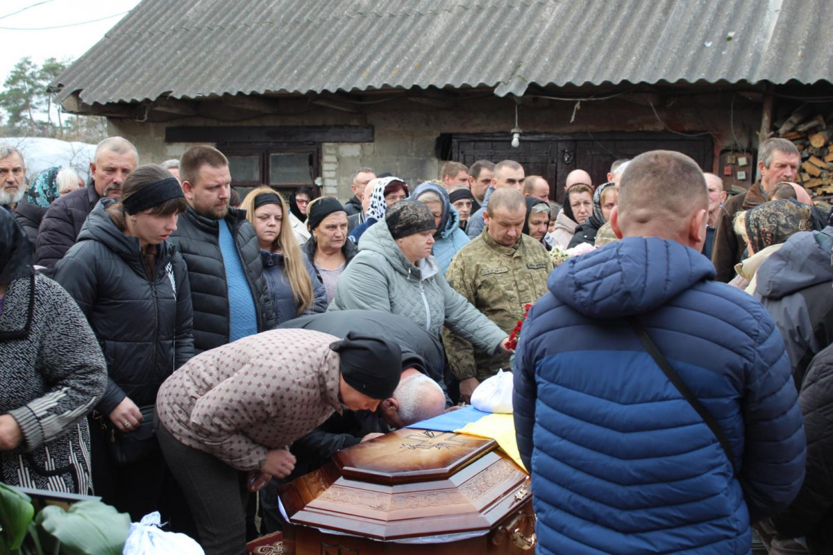 Маленький син ніколи більше не побачить тата: на Волині попрощалися з Героєм Миколою Мясковським