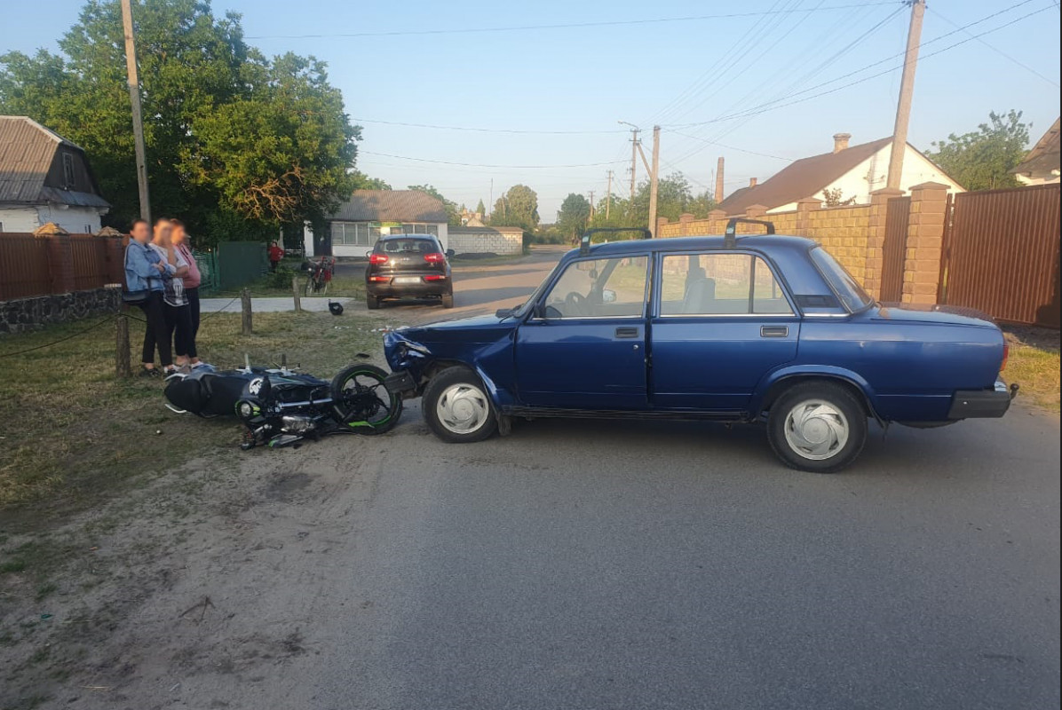 У Луцькому районі авто зіткнулося із мотоциклом: 16-річна дівчина у реанімації