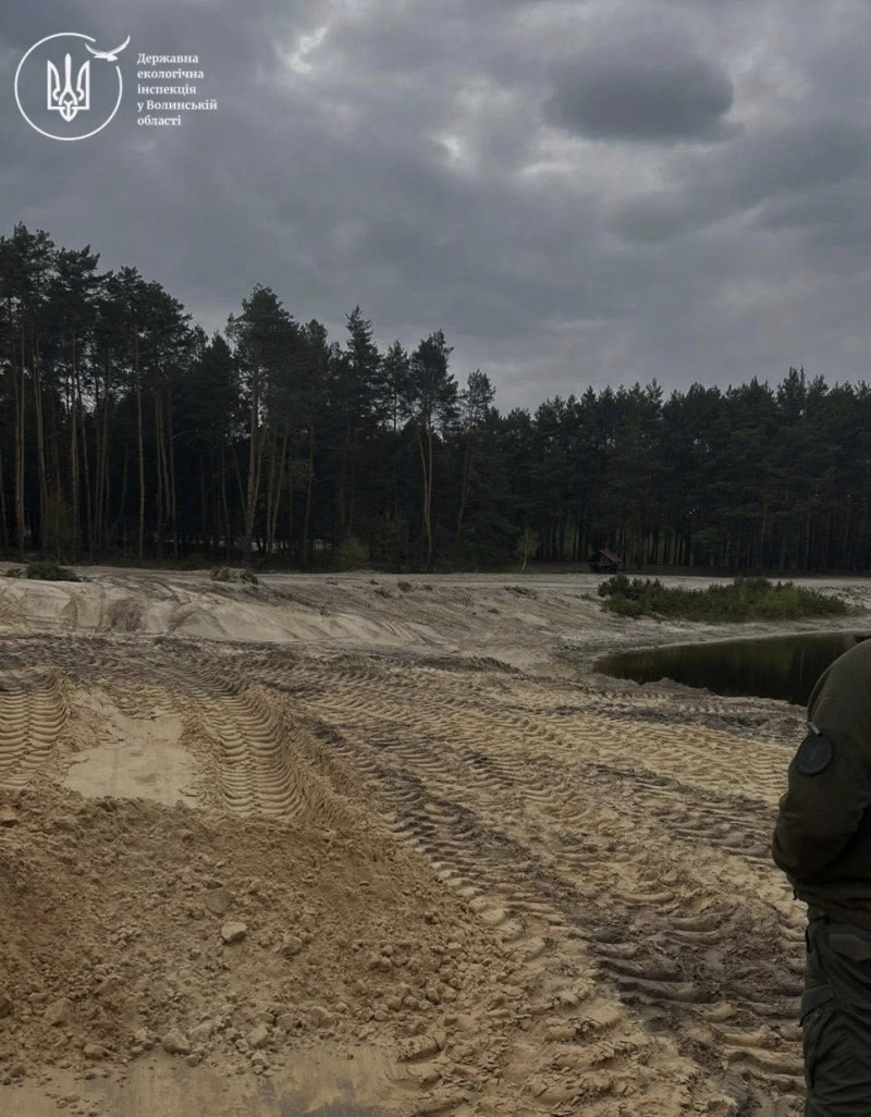 На Волині порушників застали під час незаконного видобутку піску – спецтехніку конфіскували