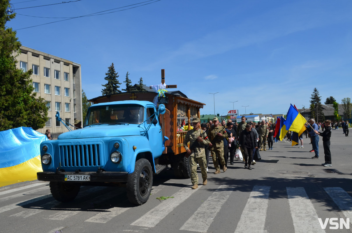 Був людиною, до якої тягнулося серце: на Волині попрощалися з 26-річним Героєм Дмитром Слюсарем