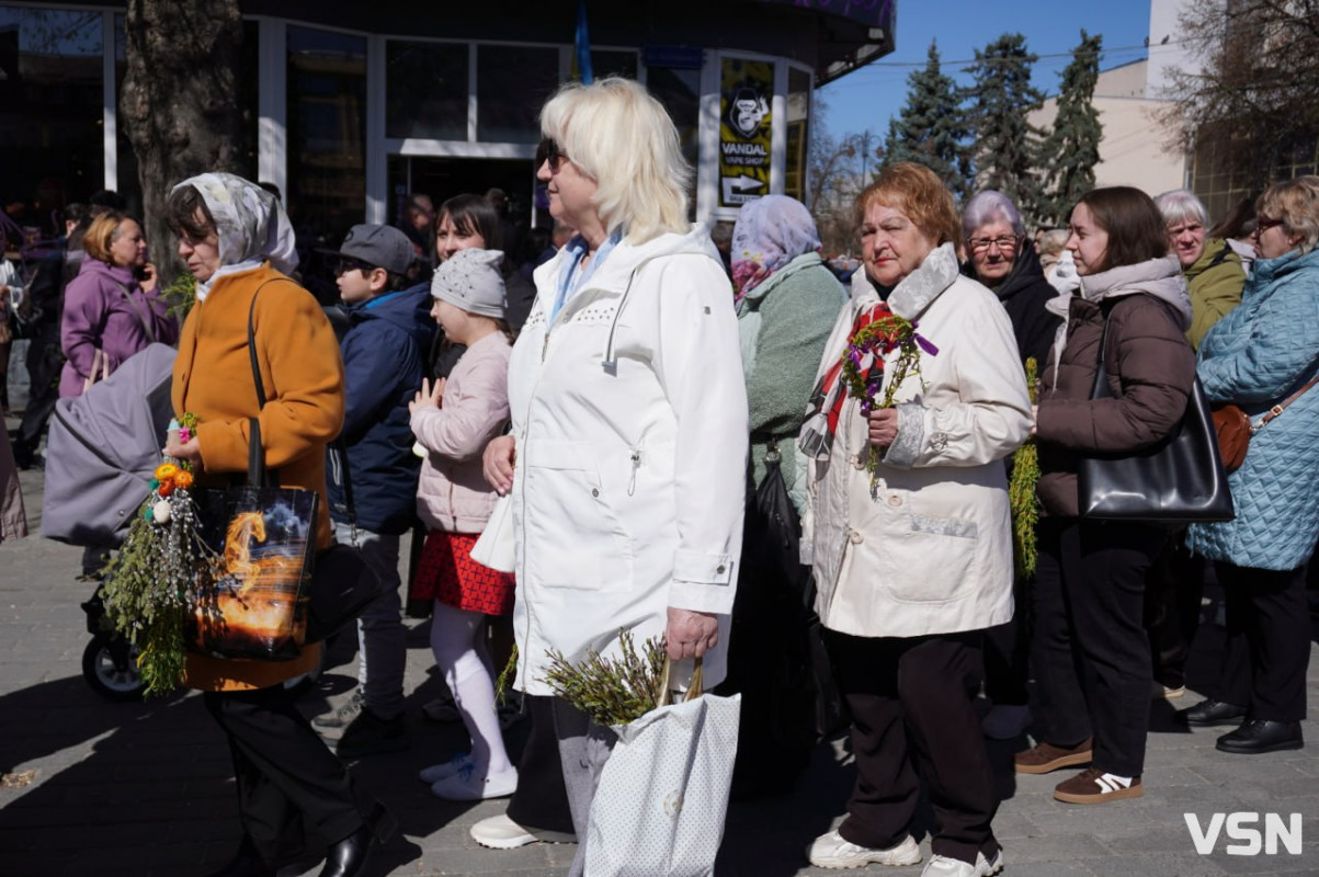 У Луцьку на Вербну неділю біля собору утворилися величезні черги