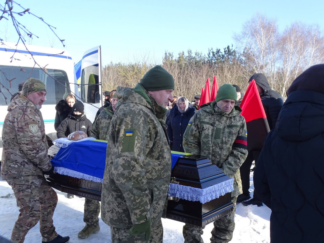 Понад рік родина жила між надією і болем: на Волині попрощалися з воїном Романом Махнюком