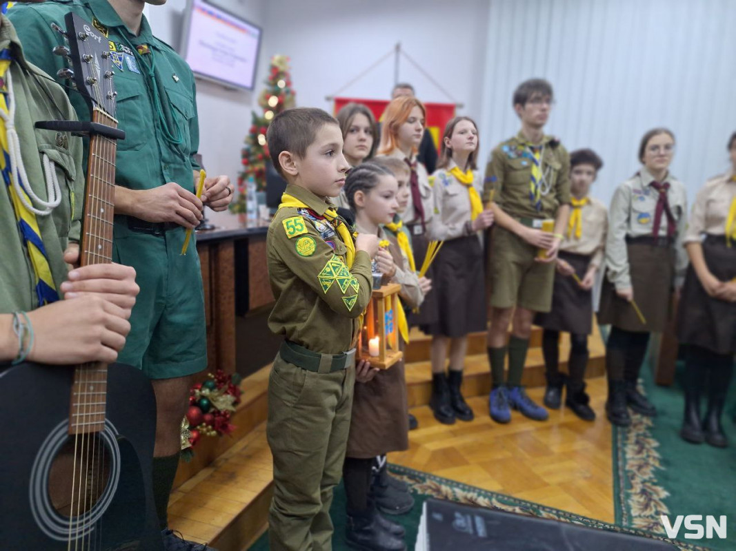 Депутатам Луцької міськради передали Вифлеємський вогонь миру. Фото