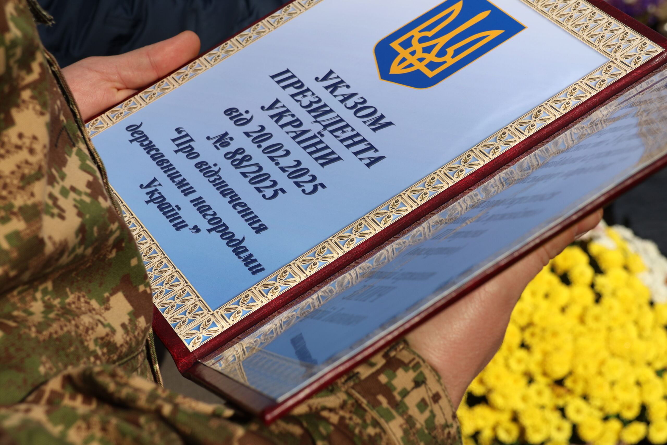 Життя обірвалося внаслідок важкого поранення: дружині Героя з Волині вручили його посмертну нагороду