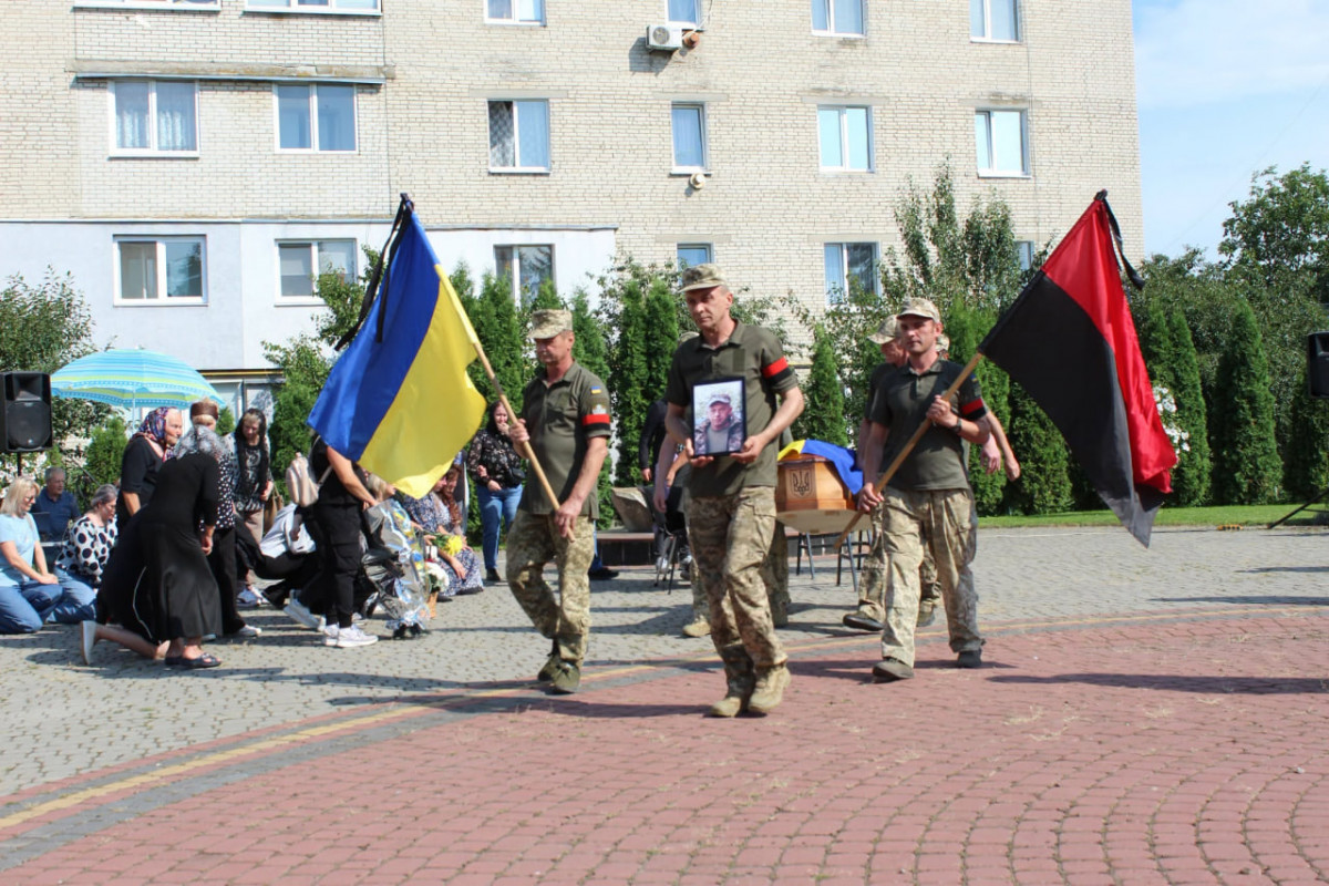 Серце воїна зупинилося після років боротьби: громада на Волині зустріла на щиті Олега Орлюка