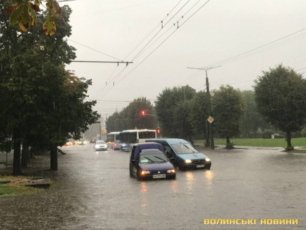 У Луцьку після зливи затопило вулиці. Відео