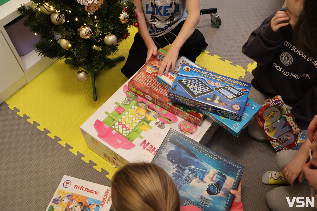 На Волині у лікарняних палатах засяяло свято: поліцейські подарували дітям день усмішок