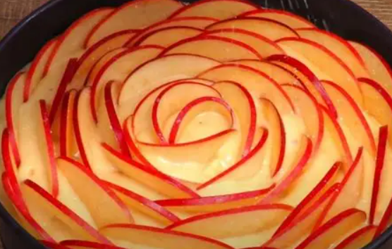 Аромат осені: простий яблучний пиріг, який завжди вдається