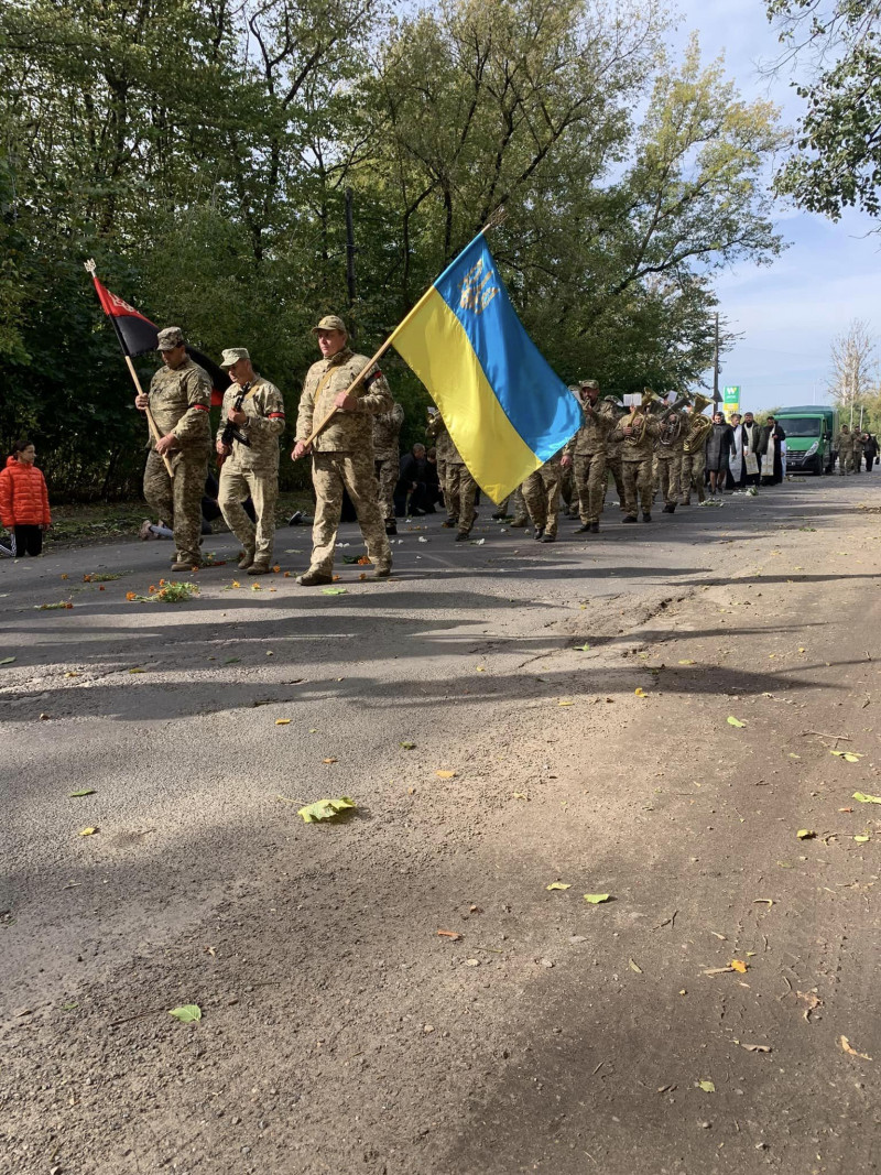 Помер на бойових позиціях: на Волині провели в останню дорогу захисника Олександра Юзвика