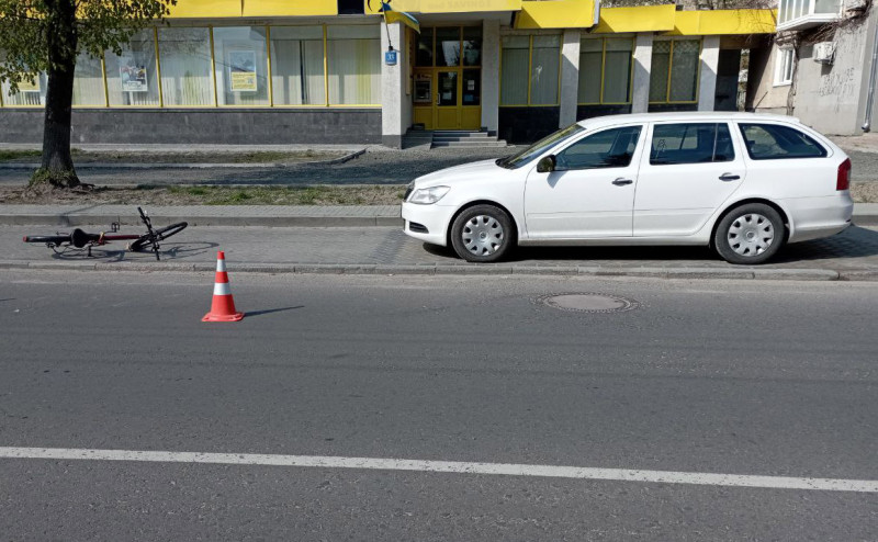 У центрі Луцька п'яний велосипедист наїхав на припарковане авто і впав на проїжджу частину