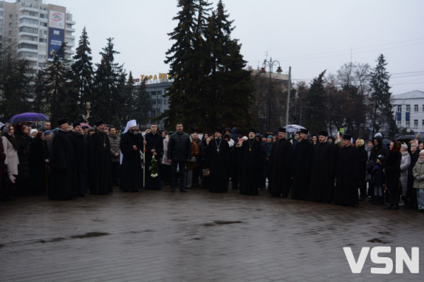 У Луцьку на перше різдвяне богослужіння 25 грудня прийшли сотні людей. Фото