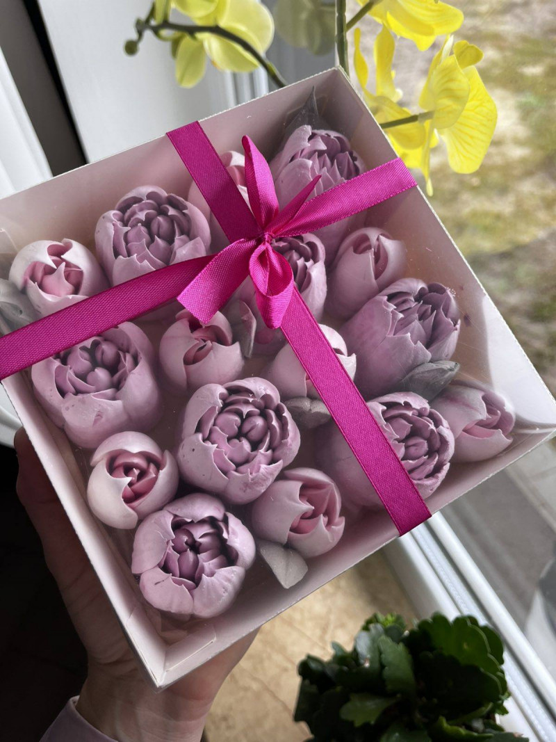 Захоплення переросло у власну справу: вчителька з Волині створює букети із зефіру