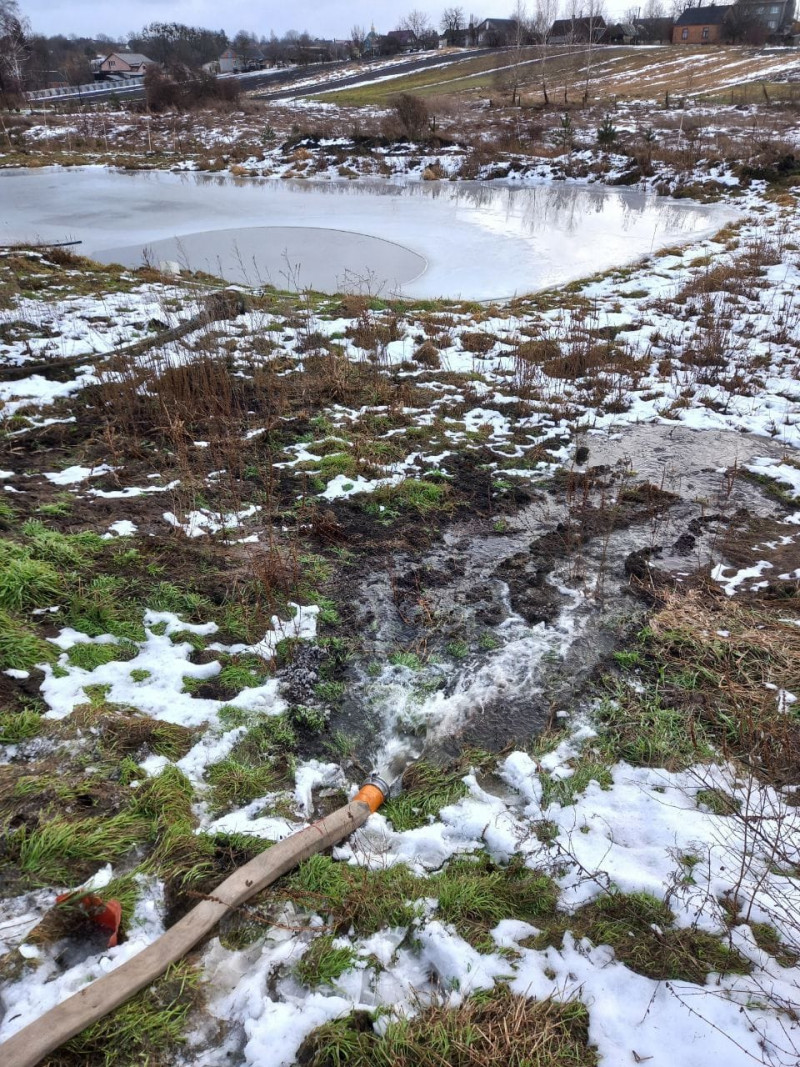 На Волині підтоплює будинки: рятувальники відкачували воду в одному з господарств