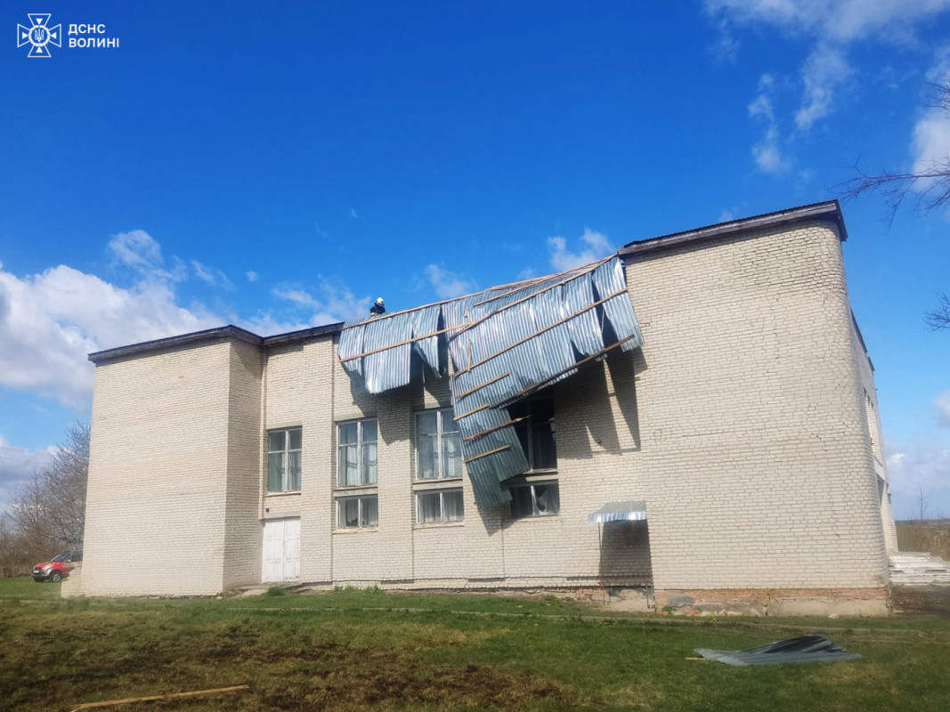 У Луцьку негода зірвала покрівлю школи