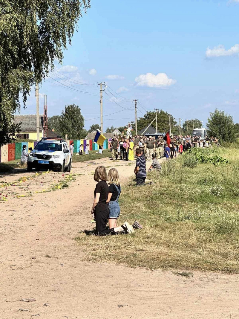 Проводжало зі сльозами все село: на Волині прощалися з військовим, який загинув на війні з росіянами