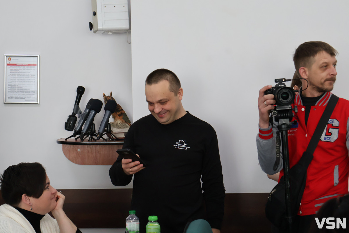 Флешмоб «Шкарпетуйся» і кадрові рішення: що відбулося на 90-й сесії Луцької міськради. Фоторепортаж