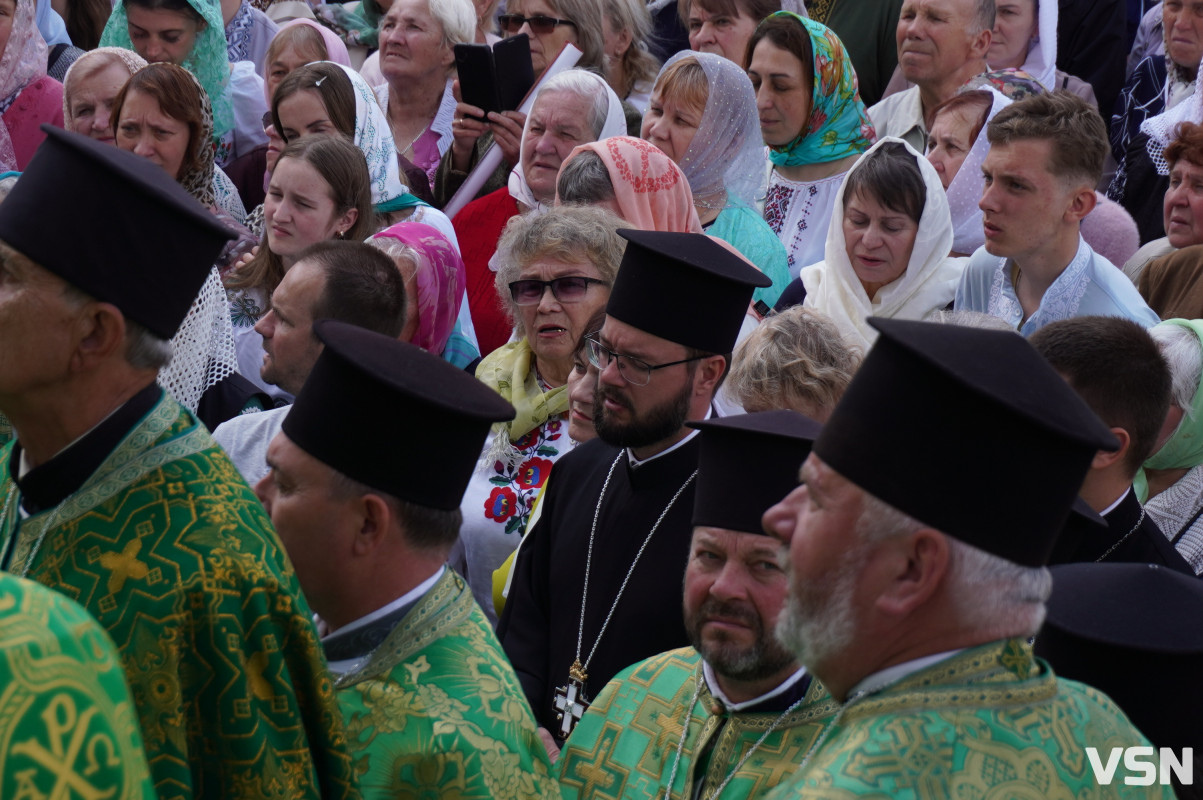 Хресна хода і спільна молитва: як минула літургія за участі Епіфанія у Луцьку. Фоторепортаж