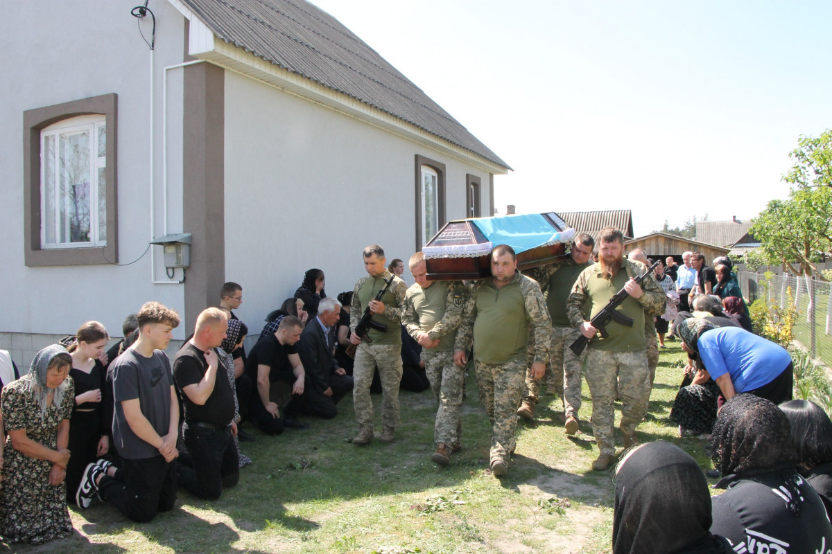 Дві донечки ніколи більше не побачать татка: напередодні Великодня на Волині попрощались з Героєм Олександром Муковським