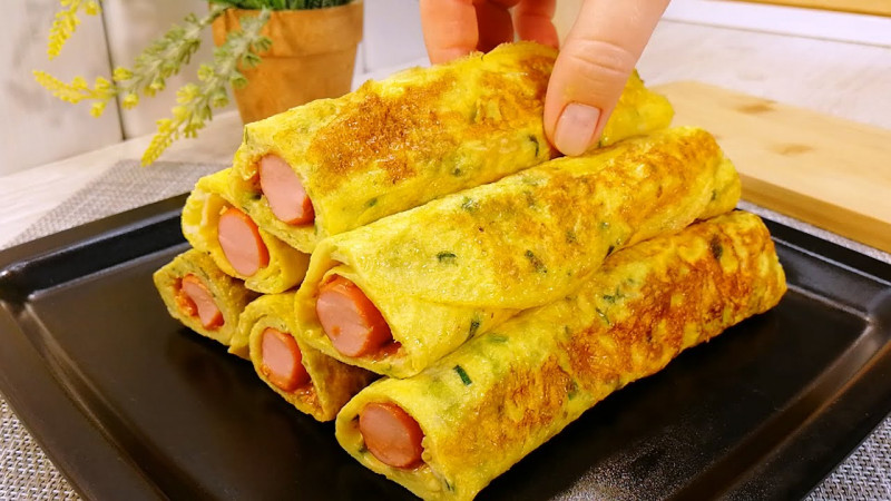 Простий рецепт трубочок із сосисками та пекінською капустою