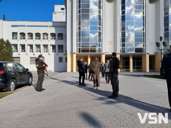 Депутати Волинської облради вирішили «взяти штурмом» податкову, бо їх не пускали