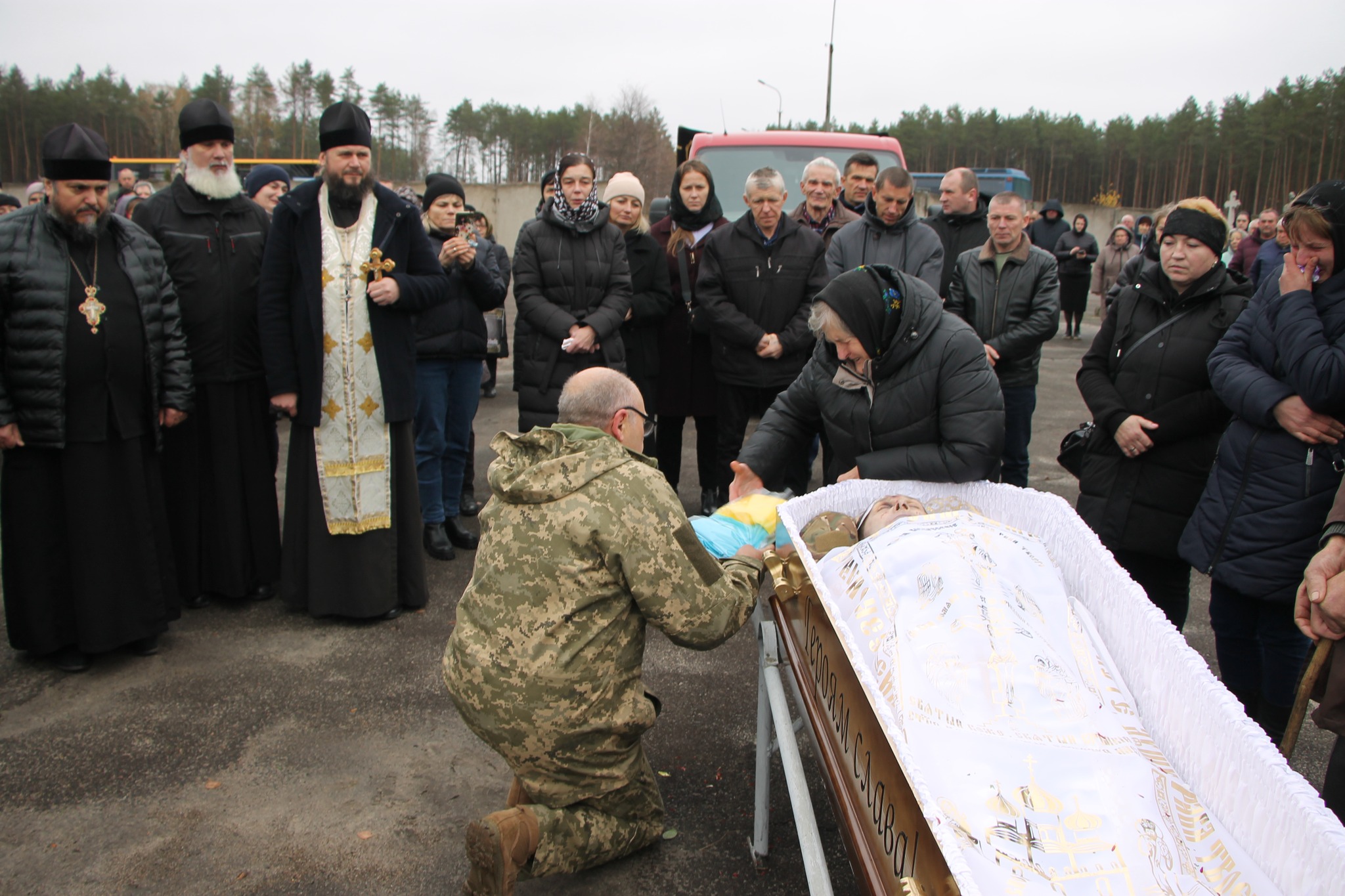 Ще одна мати пов’язала чорну хустину: на Волині попрощалися із 41-річним Героєм Володимиром Радчуком